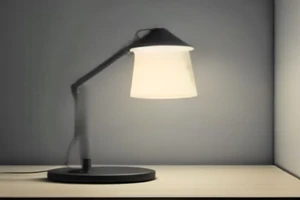 Lampe d'architecte ou barre LED : quelle option choisir pour travailler le soir ?